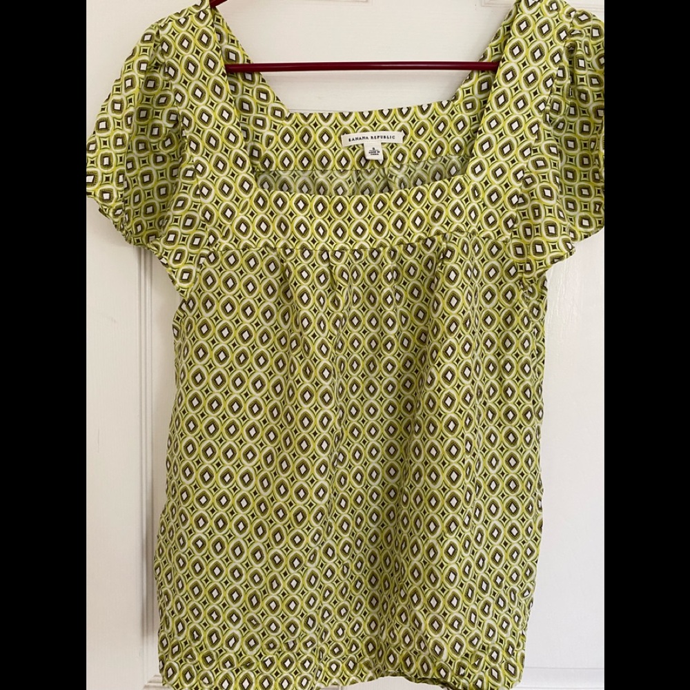 Like new green woman’s Banana Republic shirt S